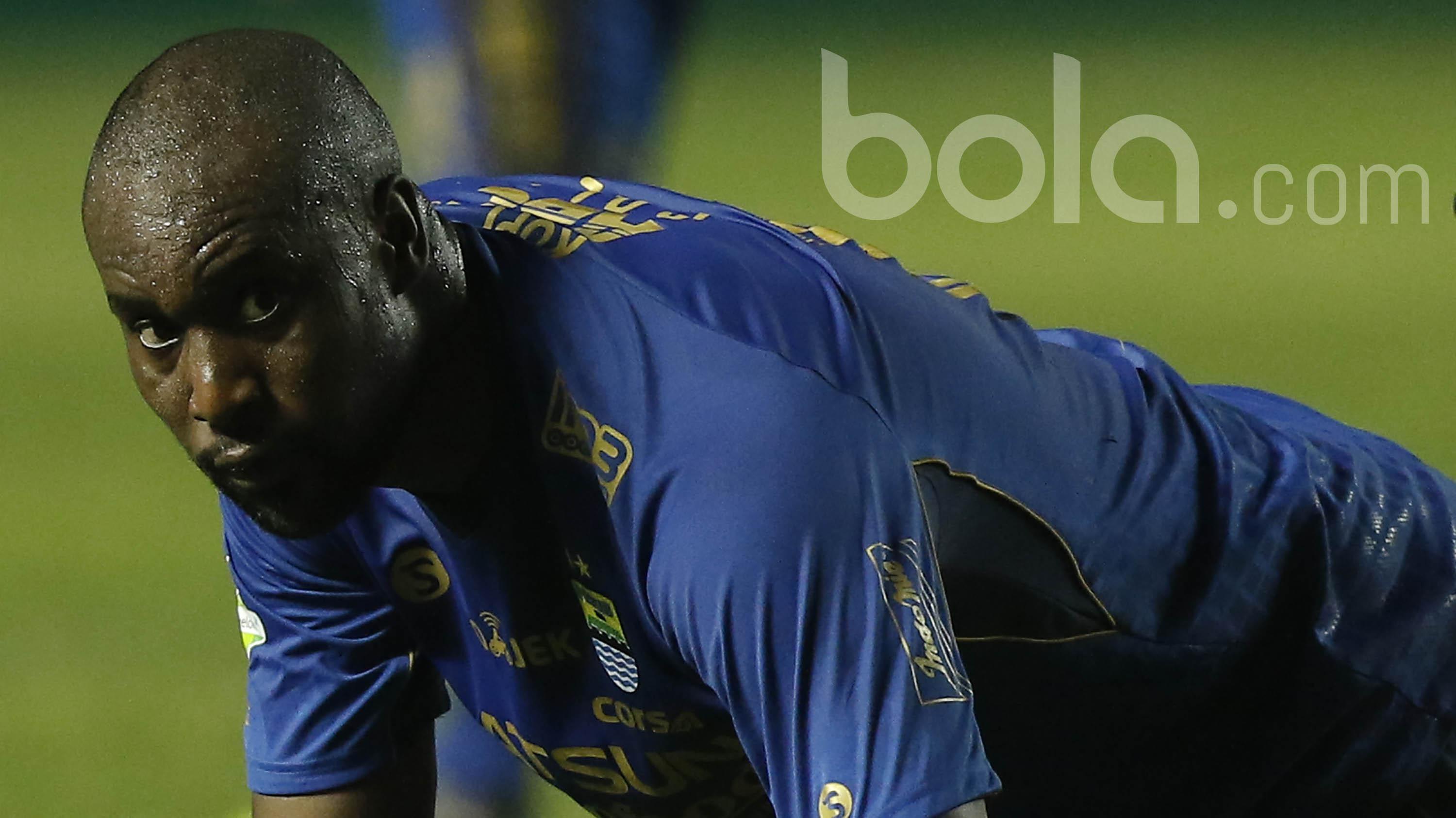 Striker Persib Bandung, Carlton Cole, tampak kecewa usai dijatuhkan pemain Arema FC. Penampilan kedua Marquee Player tersebut mendapat tanggapan positif dari pelatih Persib, Djajang Nurdjaman. (Bola.com/M Iqbal Ichsan).