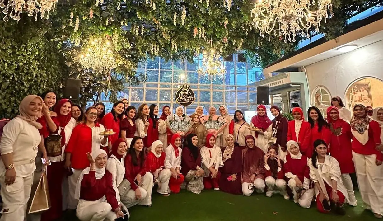 Suasana kemeriahan ulang tahun Okie Agustina. Tampak dalam perayaan ulang tahun tersebut didominasi dengan outfit merah dan putih.  [Instagram/okieagustina_]