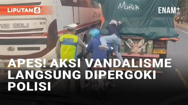 Aksi vandalisme kerap kali tidak mengenal waktu, tempat, dan hak orang lain. Seperti baru-baru ini viral dua pemotor berboncengan mencorat-coret truk di Pati, Jawa Tengah. Dua pemotor itu tak sadar aksi mereka dilakukan di dekat polisi yang bertugas.