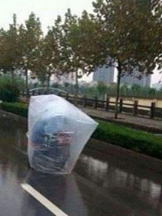 momen kocak pengendara saat kehujanan