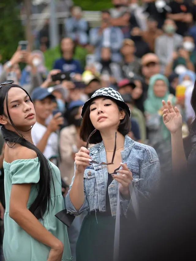 8 Potret Gisella Anastasia Ikut Catwalk di Citayam Fashion Week, Tampil Kece dengan Streetwear