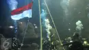 Chua ‘Kotak’ bersama sejumlah penyelam mengibarkan bendera di dalam akuarium Seaworld, Ancol, Jakarta, Senin (17/8/2015). Acara tersebut untuk memeriahkan hari kemerdekaan RI ke-70. (Liputan6.com/Herman Zakharia)