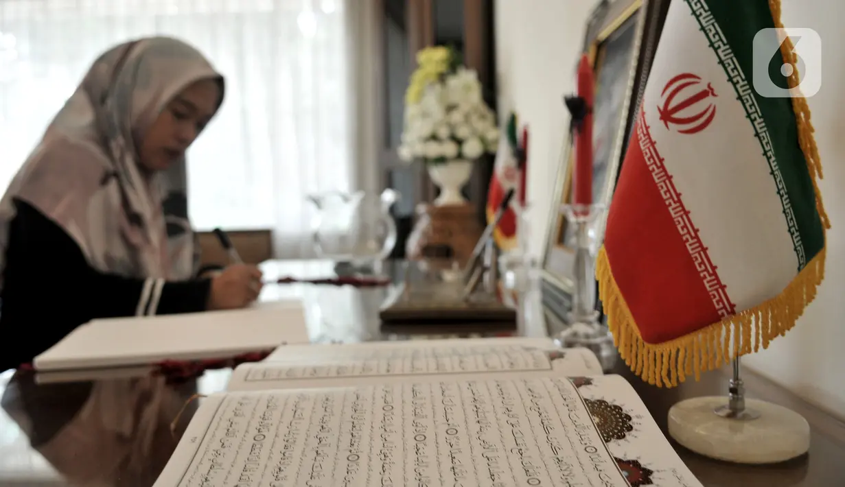 Warga menuliskan memo belasungkawa atas wafatnya Panglima Garda Revolusi Iran Jenderal Qasem Soleimani di Kedutaan Besar Iran, Jakarta, Selasa (7/1/2020). Jenderal Qasem Soleimani tewas diserang pesawat nirawak Amerika Serikat pada Jumat (3/1) kemarin.  (merdeka.com/Iqbal S. Nugroho)