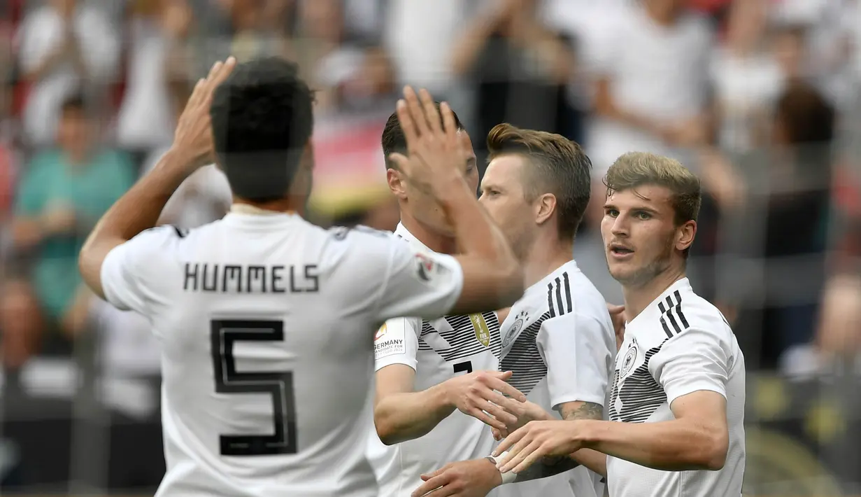 Para pemain Jerman merayakan gol yang dicetak oleh Timo Werner ke gawang Arab Saudi pada laga uji coba di Stadion BayArena, Jumat (8/6/2018). Jerman menang 2-1 atas Arab Saudi. (AP/Martin Meissner)