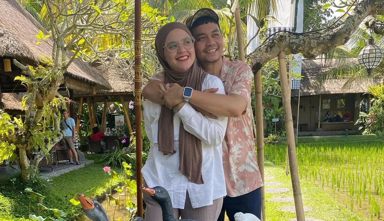 Indra Bekti dan Aldila Jelita juga kerap mengunggah momen saat liburan dengan anak-anak. Kemesraan yang diperlihatkan keduanya ini bahkan disebut-sebut bak pengantin baru. (Liputan6.com/IG/@indrabekti)