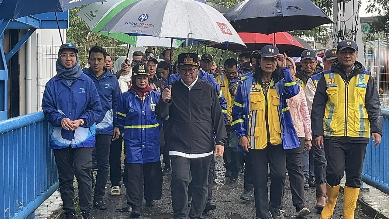 Gubernur DKI Jakarta Pramono Anung bersama Wakil Menteri Pekerjaan Umum (Wamen PU) Diana Kusumastuti meninjau langsung Pintu Air Cengkareng Drain, Jakarta Barat yang masih berstatus Siaga 1 pada Jumat (23/1/2026) (Istimewa)