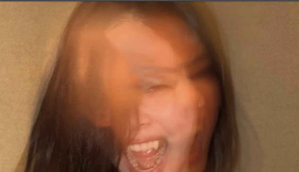 Jennie tampil dengan gigi bertaring khas Dracula di foto-foto tersebut yang diunggah di media sosialnya. Ia pun tampil slay dengan penampilannya sebagai dracula. [@jennierubyjane]