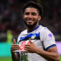 Gelandang Atalanta asal Brasil, #13, Ederson, merayakan setelah mencetak gol pertama timnya selama pertandingan Serie A Italia antara AC Milan dan Atalanta Bergamo di stadion San Siro di Milan, pada 20 April 2025. (Piero CRUCIATTI/AFP)