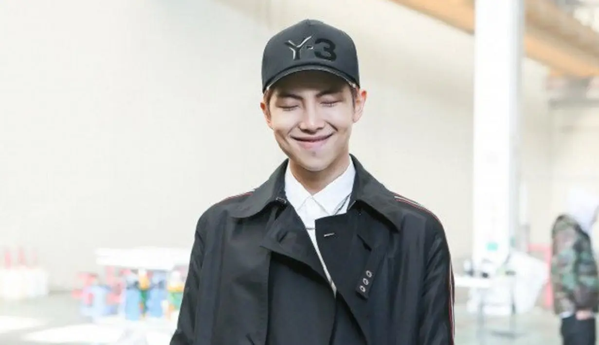 Selain itu, RM juga mengunggah potret anjing kesayangannya yang bernama Rapmon. (Foto: Allkpop.com)