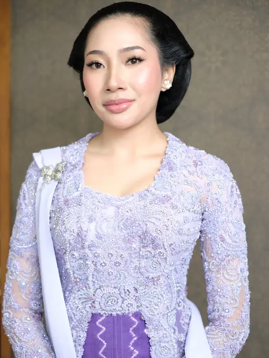 Dengan riasan bernuansa pastel, Gayanti Hutami tampil begitu manis. Blush yang merona, serta riasan mata yang begitu sederhana menunjukan karakter tampilannya yang anggun.  (Foto: Instagram/ @louisedaniellaa)