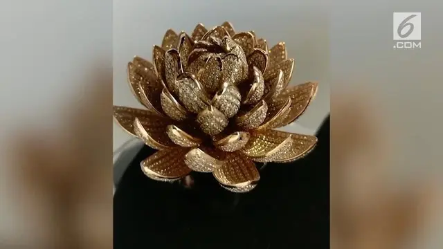 VIDEO: Wow, Cincin Ini Bertakhtakan 6.690 Berlian