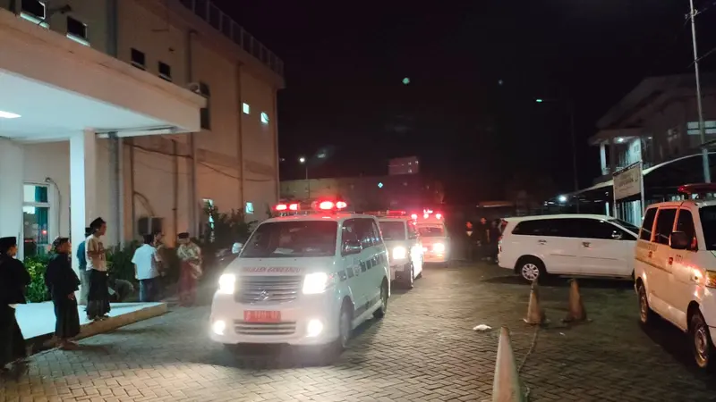 Korban carok Bangkalan saat dibawa ke rumah sakit. (Istimewa)