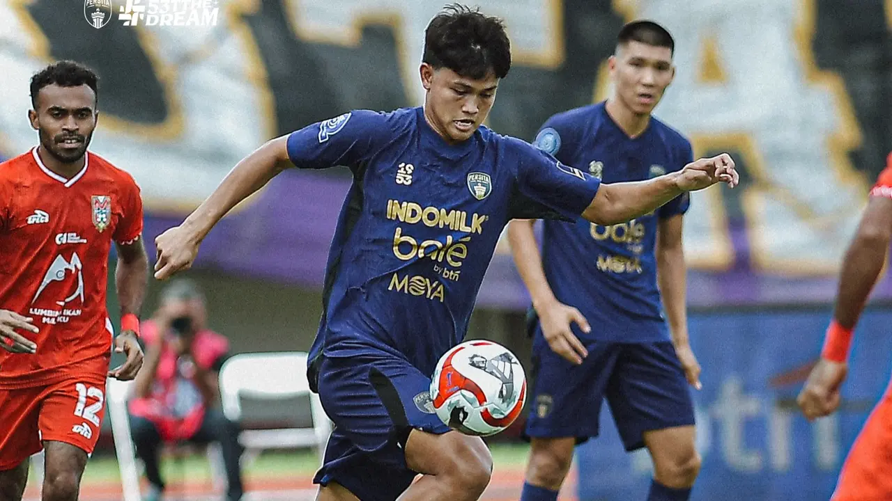 Persita Tangerang melawan Malut United.
