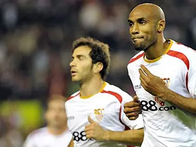 Sevilla&#039;s Malian Frederic Kanoute celebrates with Enzo Maresca after scoring against Recreativo Huelva during their Spanish League football match, on November 9, 2008 at the Sanchez Pizjuan stadium, in Seville. AFP PHOTO/ CRISTINA QUICLER 