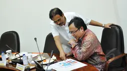 Menteri Keuangan Bambang Permadi Soemantri Brodjonegoro (kanan) berdiskusi dengan Menteri Koordinasi bidan Perekonomian Sofyan Djalil sebelum rapat terbatas di Istana Kepresidenan, Jakarta, Rabu (11/3/2015). (Liputan6.com/Faizal Fanani)
