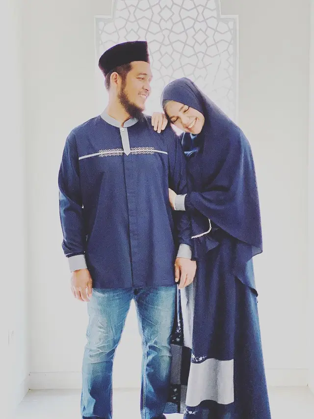 Jarang Tersorot, Ini 7 Potret Mesra Dewi Sandra dan Suami
