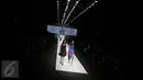 Model berpose pada parade fashion show yang menampilkan karya sejumlah desainer yang berpartisipasi di pembukaan Jakarta Fashion Week (JFW) 2016 di Senayan City, Sabtu (24/10/2015). (Liputan6.com/Imanuel Antonius)
