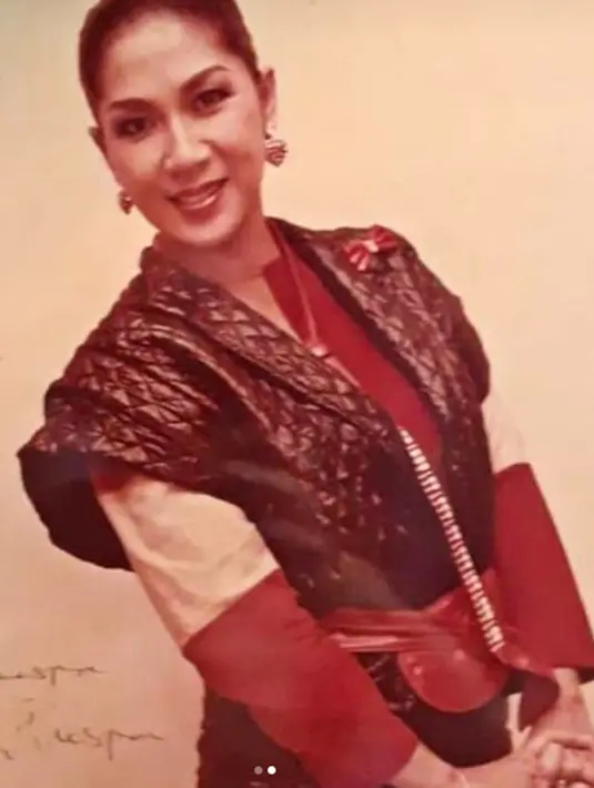 Potretnya di tahun 80-an ini pun sudah bikin jatuh hati. Pesona kecantikan bintang film 'Bing Slamet Setan Djalanan' ini seakan terus terpancar dari masa ke masa. Selain karya yang luar biasa, paras menawan juga membuatnya banyak dikagumi. Rupanya ia sudah memilikinya sejak muda. (Liputan6.com/IG/@titiekpuspa_official)