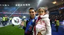 Angel Di Maria membawa anaknya ikut dalam perayaan juara liga prancis di Stadion Parc des Princes stadium, Paris,(14/5/2016).  (AFP/Franck Fife)