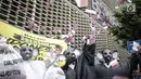 Massa yang tergabung dalam koalisi #BersihkanIndonesia menggelar aksi teatrikal di depan Gedung Bawaslu, Jakarta, Selasa (15/1). Massa mendesak calon presiden mengakhiri praktik korupsi politik di bisnis batu bara. (Liputan6.com/Faizal Fanani)