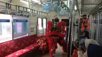 PT Kereta Commuter Indonesia (KCI) menyajikan pertunjukkan barongsai di hall Stasiun Kota Tua  dan di dalam rangkaian kereta komuter (KRL). (Liputan6.com/Delvira Hutabarat)