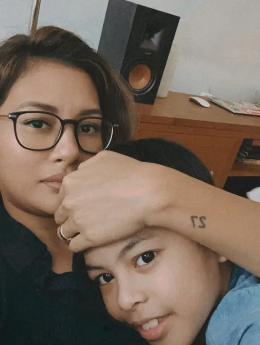 Mengenakan kemeja hitam, Raihaanun pun berfoto bersama anak keduanya. Ia tampil dengan kacamatanya.  (@raihaanun)