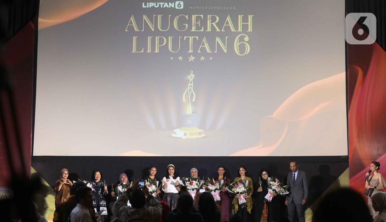 Wakil Menteri Kependudukan dan Pembangunan Keluarga/Wakil Kepala BKKBN, Ratu Ayu Isyana Bagoes Oka (kelima kiri) berfoto bersama enam perempuan Indonesia yang melalui karya, dedikasi, dan kepemimpinannya telah memberi dampak positif bagi komunitas dan lingkungannya menerima Anugerah Perempuan Hebat 2025 dalam ajang penghargaan tahunan Anugerah Liputan6 2025 di The Hall, Lantai 8 SCTV Tower, Senayan, Jakarta, Kamis (16/10/2025). (Liputan6.com/Helmi Fithriansyah)