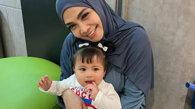 Potret Rieta Amilia Momong Lily (credit: instagram/rieta_amilia)