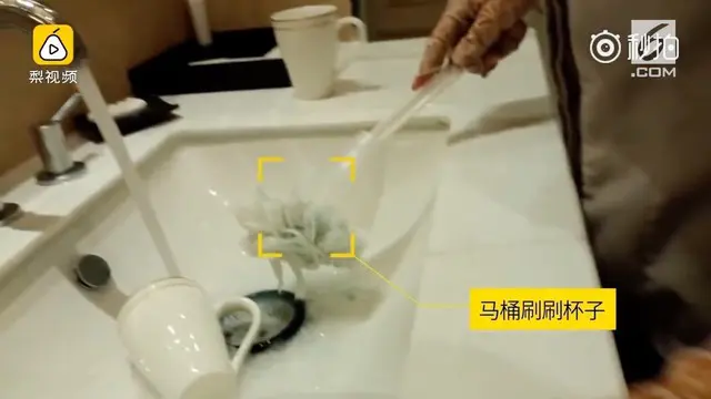 Sebuah video menunjukkan petugas kebersihan hotel di Tiongkok membersihkan hotel dengan cara yang jorok.