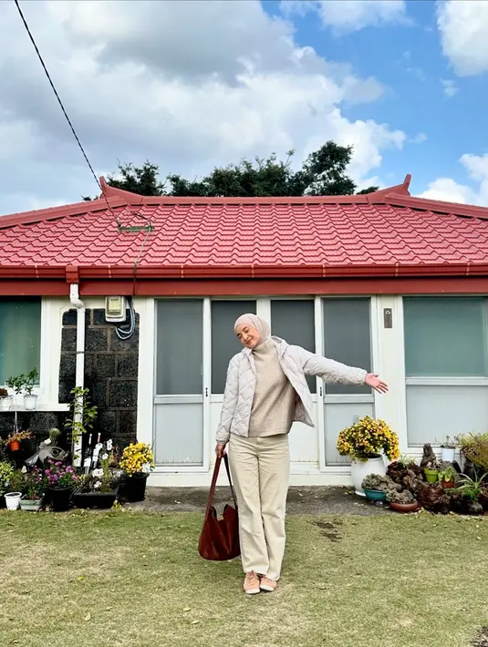 Nabila merasa kehadirannya di lokasi ini menghidupkan kembali momen-momen lucu dan mendalam dari drama favoritnya tersebut. Lokasi ini juga menjadi tempat favorit bagi para penggemar untuk mengenang adegan-adegan ikonis. (Liputan6.com/IG/@nabilaishma)