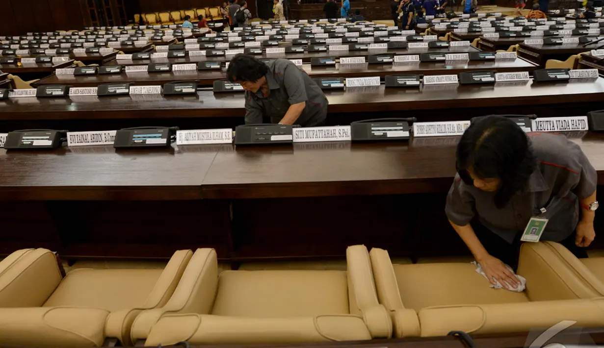 Bukan hanya menjelang pelantikan saja mereka membersihkan ruang sidang. Pekerjaan ini sudah menjadi rutinitas mereka setiap hari, Jakarta, Jumat (17/10/2014) (Liputan6.com/Andrian M Tunay) 