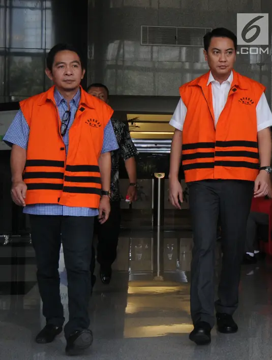 Anggota Komisi I DPR dari Fraksi Golkar, Fayakhun Andriadi dan Anggota DPRD Kota Malang Suprapto (kiri) usai diperiksa KPK, Jakarta (13/4). Suprapto diperiksa terkait kasus suap pembahasan APBD-P Kota Malang tahun 2015. (Merdeka.com/Dwi Narwoko)