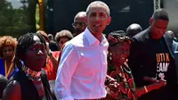 Mantan Presiden AS, Barack Obama bersama nenek tirinya, Sarah dan sang adik tiri, Auma menghadiri peresmian pusat pelatihan dan olahraga yayasan Sauti Kuu di Kogelo, Kenya, Senin (16/7). Auma Obama adalah adik beda ibu Barack Obama. (AFP/TONY KARUMBA)