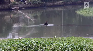 Warga beraktivitas di Situ Pengarengan Kota Depok, Jawa Barat, Kamis (18/4). Tumpukan sampah dan tanaman eceng gondok terlihat menumpuk menutupi permukan air Situ Pengarengan. (Liputan6.com/Helmi Fithriansyah)