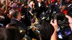 Sejumlah orang mengelilingi korban yang tertembak saat unjuk rasa di daerah Charlotte, North Carolina, AS, Rabu (21/9). Pengunjuk rasa protes atas penembakan pria kulit hitam oleh polisi. (REUTERS/Jason Miczek)