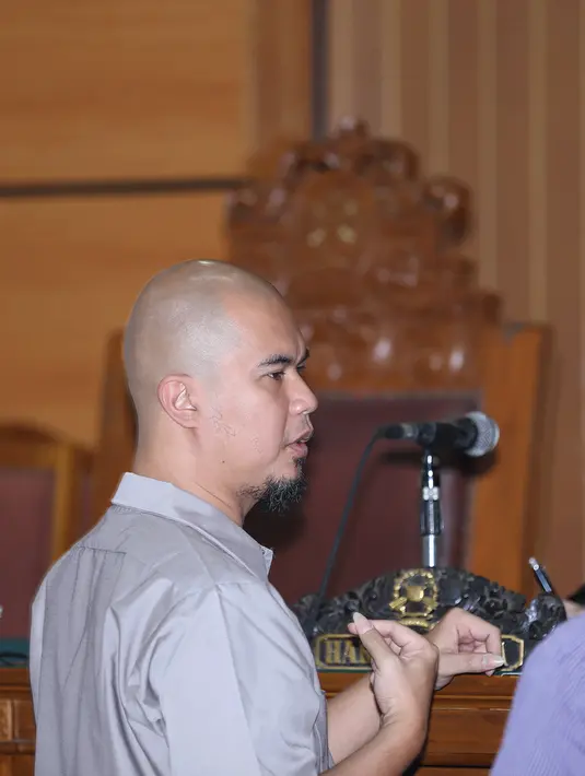 Pihak Ahmad Dhani memberi tuntutan kepada Farhat Abbas baik materi maupun inmateril yang dilayangkan untuk setiap ‘tweet’ yang dibuat untuk mencemarkan nama baik Dhani. (Andy Masela/Bintang.com)