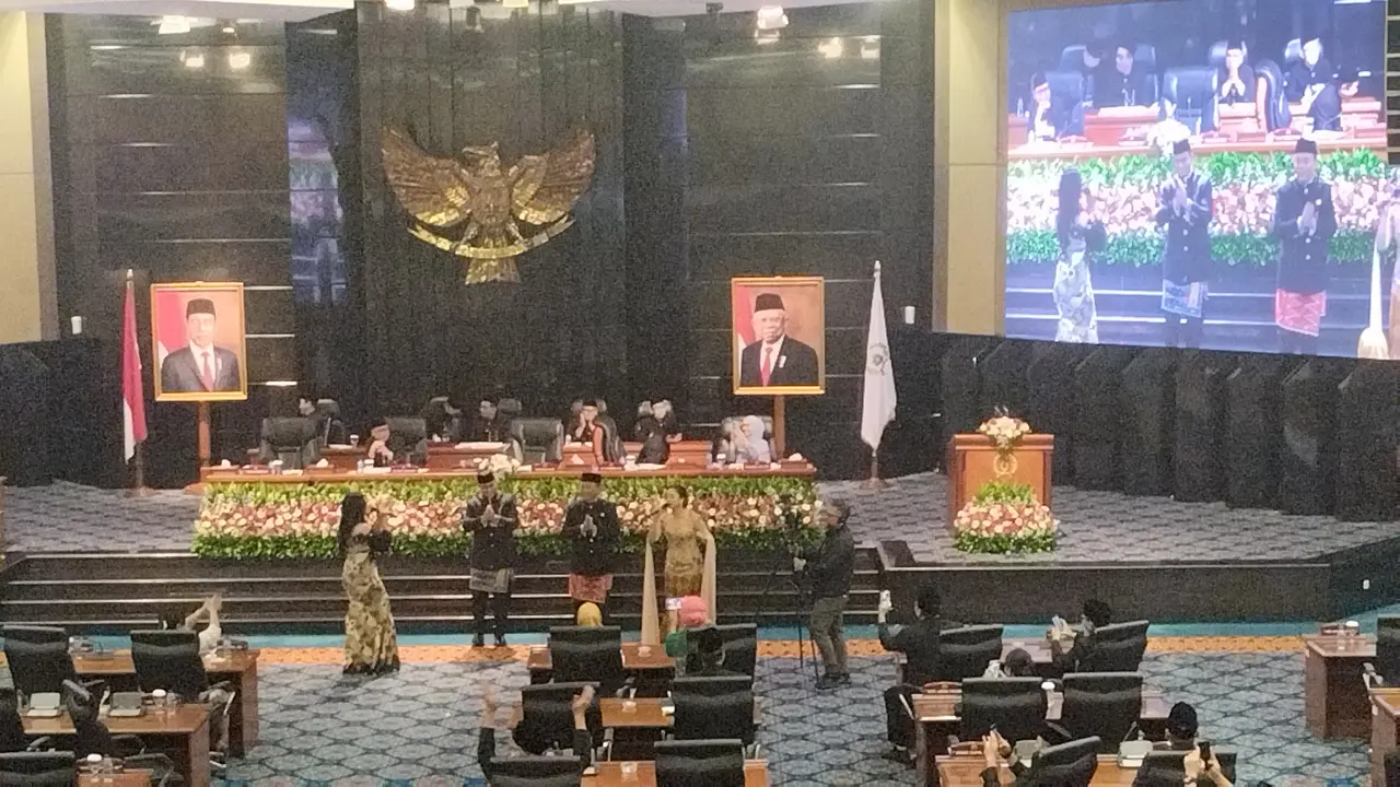Gubernur DKI Anies Baswedan dan Ketua DPRD DKI Prasetyo Edi Marsudi menari bersama saat perayaan Jakarta Hajatan ke-495 di Gedung DPRD DKI, Jakarta Pusat, Rabu (22/6/2022). (Liputan6.com/Winda Nelfira)