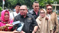 Lyra Virna didampingi kuasa hukumnya, Razman Arief Nasution, mendatangi Polda Metro Jaya, Selasa (10/10). Lyra memenuhi panggilan penyidik terkait kasus pencemaran nama baik yang menjeratnya atas laporan Ada Tour and Travel. (Liputan6.com/Helmi Afandi)
