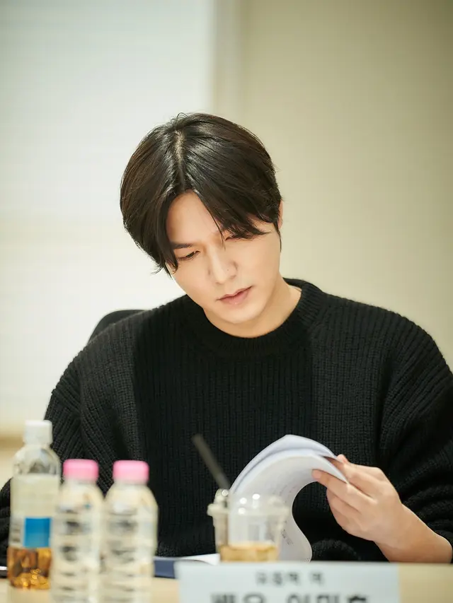 Lee Min Ho dalam proses reading Film Korea Omniscient Reader’s Viewpoint. (Lotte Entertainment via SOompi)
