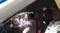 Sekitar 15 menit, Menhub Budi Karya menyetir mobil angkot berkeliling seputaran kawasan Monas. (Liputan6.com/Achmad Dwi Afriyadi)