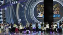 Syahrini dan Melly Goeslaw serta para penari melakukan Gladiresik HUT 26 SCTV di Istora Senayan, Jakarta, Selasa (23/8). Bertema Princess Glamour keduanya akan saling berkolaborasi menyuguhkan sesuatu yang spesial di panggung. (Liputan6.com/Johan Tallo)