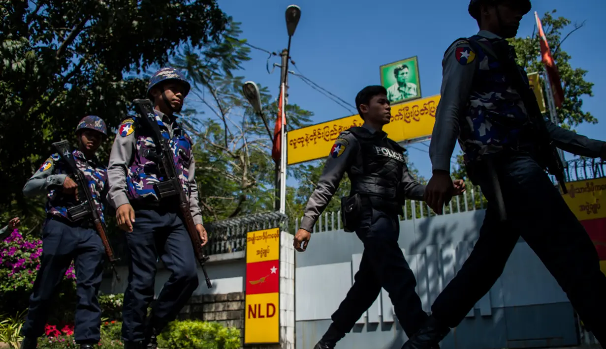 Petugas kepolisian berpatroli di depan rumah pemimpin Myanmar, Aung San Suu Kyi setelah dilempar bom Molotov oleh orang tak dikenal di pinggir danau di Yangon, Kamis (1/2). Bom Molotov tersebut menimbulkan kerusakan ringan. (YE AUNG THU/AFP)