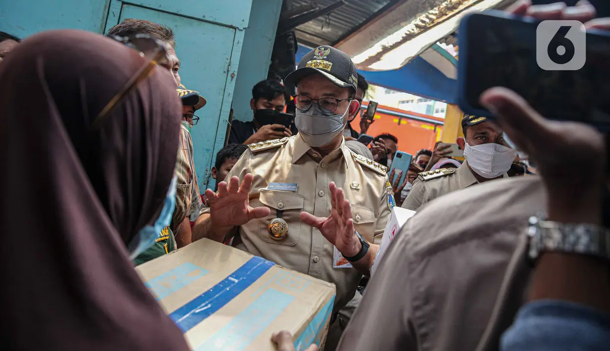 <p>Gubernur DKI Jakarta Anies Baswedan berbincang dengan warga saat meninjau lokasi kebakaran di Pasar Gembrong, Jakarta, Senin (25/4/2022). Anies datang didampingi sejumlah pejabat kemudian langsung berkeliling lokasi kebakaran dan berbincang dengan waraga. Beberapa warga menceritakan kejadian tersebut kepada Anies. (Liputan6.com/Faizal Fanani)</p>