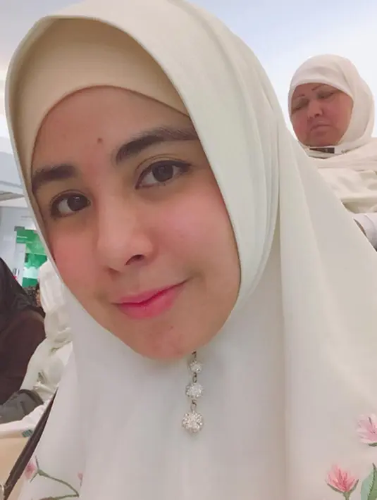 “Apapun yang ingin aku lakukan karena memang bukan aku jahat, tapi sometimes kalian justru suka memperumit masalahku atau urusan-urusanku. Jadi biar aku, keluargaku, dan allah yang bantu, gitu," ujar Risty. (Instagram/ristytagor)