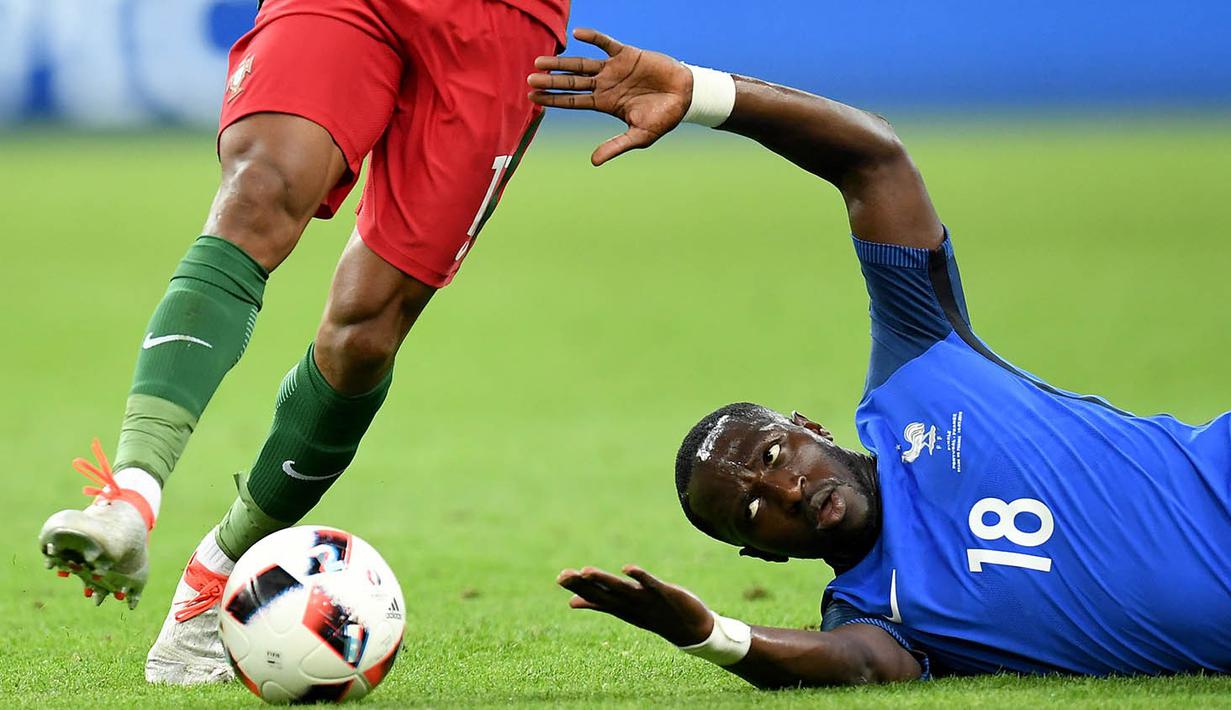 3. Moussa Sissoko, gagal mendapatkan Paul Pogba membuat Real Madrid berupaya mendatangkan gelandang Newcastle ini sebagai pengganti. Menurut Sport.es, pria 23 tahun itu sangat senang jika nantinya bisa bergabung dengan Los Blancos. (EPA/Filip Singer) 