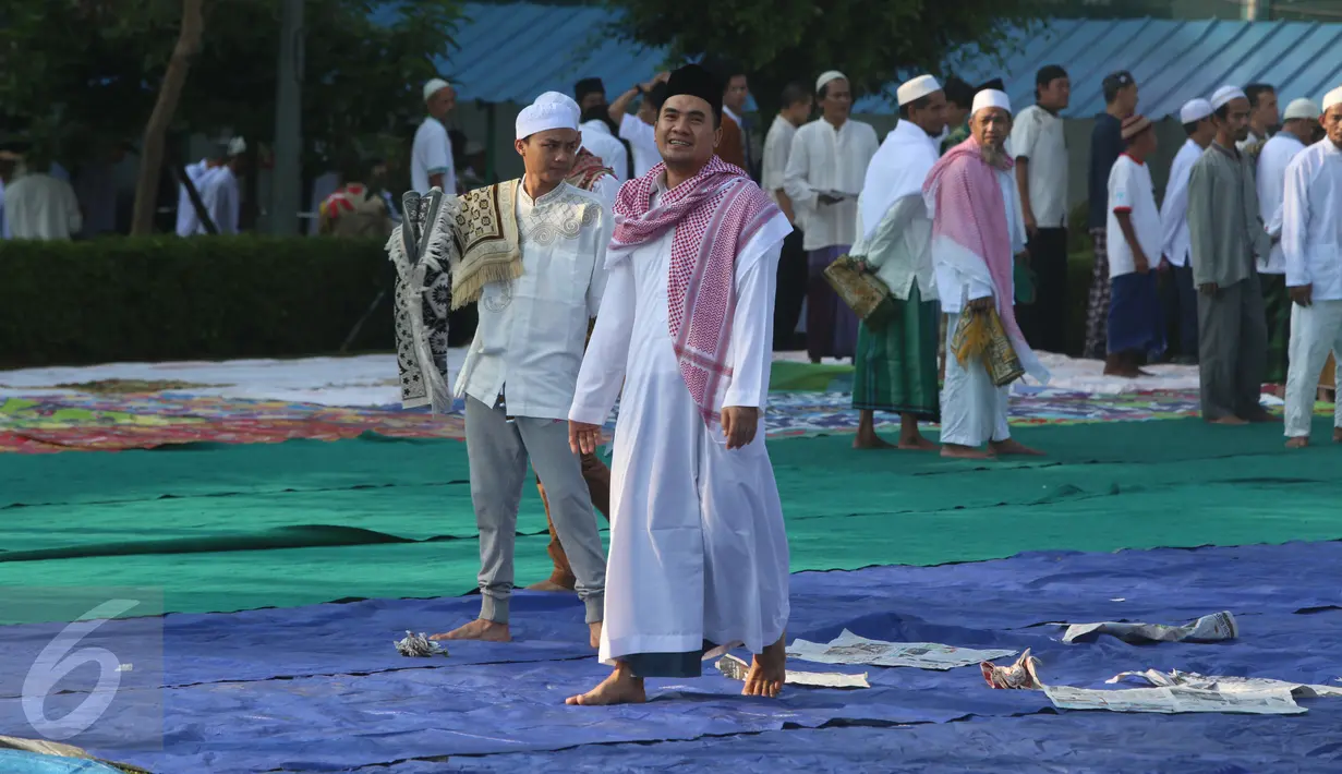 Senyum pedangdut yang juga terdakwa kasus percabulan, Saipul Jamil, usai salat Idul Fitri di Rumah Tahanan Klas I Cipinang, Jakarta, Rabu (6/7). Ini merupakan pengalaman pertama Saipul Jamil merayakan Lebaran di penjara. (Liputan6.com/Herman Zakharia)