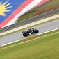 Pebalap Movistar Yamaha, Valentino Rossi, memacu motornya saat sesi latihan kedua jelang GP Malaysia di Sirkuit Sepang, Jumat (27/10/2017). Pada sesi ini pebalap Italia itu berada pada posisi keenam dengan waktu 13,071 detik. (AFP/Manan Vatsyayana)