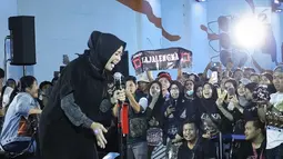 Penampilan vokalis Band Kotak, Tantri dalam Road to Playfest 2019 di Terowongan Kendal, Jakarta (26/7/2019). Terowongan Kendal tempat ngamen personel Kotak dipenuhi penonton yang merasa surprise dan terhibur dengan lantunan lagu Masih Cinta. (Fimela.com/Bambang E. Ros)