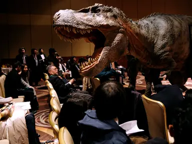 Sebuah robot dinosaurus diperkenalkan kepada pengunjung di aula pertemuan sebuah hotel di Tokyo, Jepang, Kamis (10/11). Robot TRX03 buatan perusahaan On-Art Corp itu memiliki tinggi 8 meter. (REUTERS/Toru Hanai)