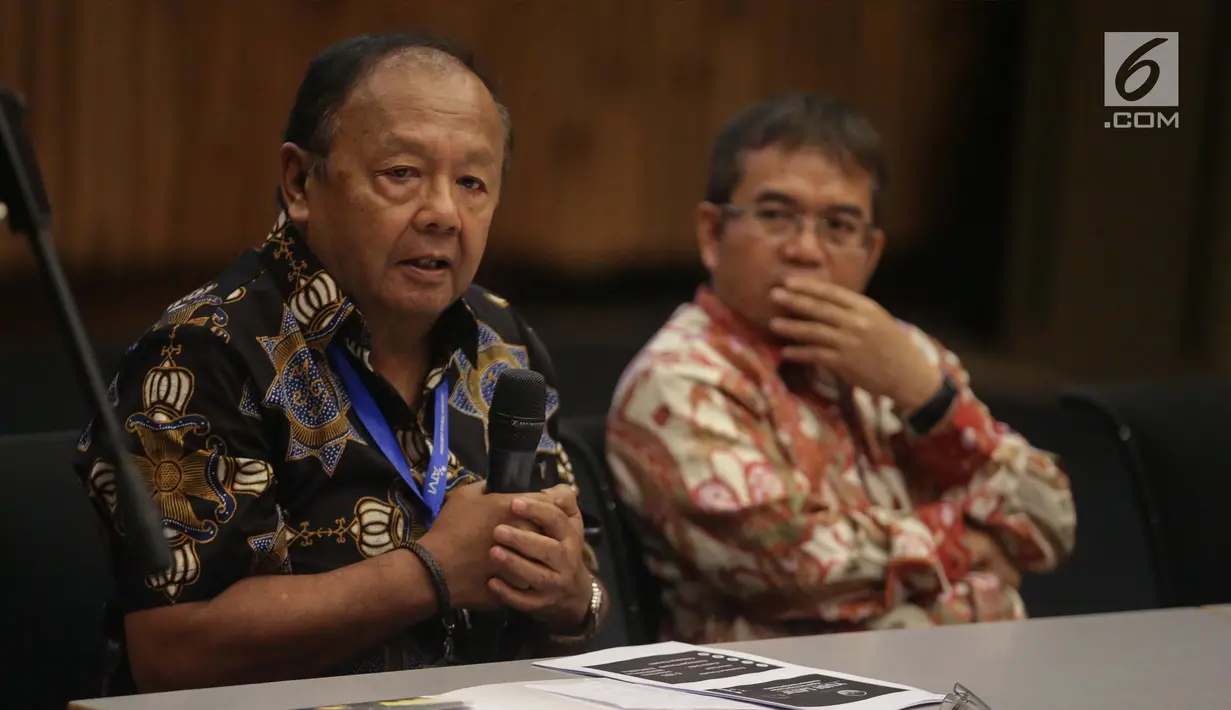 Direktur ATVI, Drs.Eduard Depari (kiri) memberikan sambutan dalam workshop ATVI 2018 di Gedung SCTV Tower, Jakarta, Selasa (16/1). Workshop ATVI 2018 mengukuhkan posisi ATVI sebagai lembaga pendidikan disiplin penyiaran. (Liputan.com/Faizal Fanani)